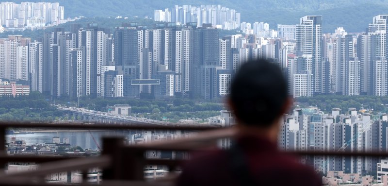 15일 오후 서울 용산구 남산에서 서울 도심 아파트가 보이고 있다. 2024.07.15. 자료사진=뉴시스