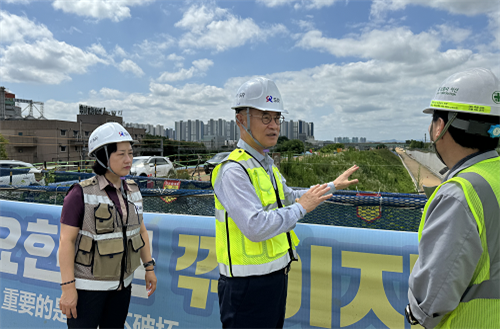 이종국 에스알 대표이사(가운데)가 경기도 평택 장안·도일천 인근 수원발 KTX 연결선 공사현장을 찾아 장마철 폭우로 인한 하천 범람에 대비, 현장안전점검을 하고 있다.