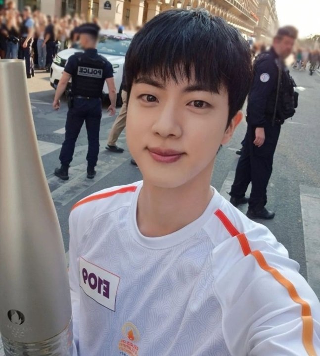 파리올림픽 성화 봉송 BTS 진 "잘생겼다" 인증 사진