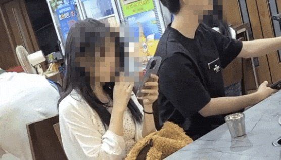 식당서 담배 '뻐끔뻐끔'... 무개념 중국女에 '분노'