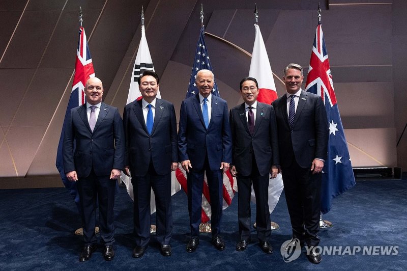윤석열 대통령, 바이든 미국 대통령 및 IP4 정상들과 기념촬영 윤석열 대통령, 바이든 미국 대통령 및 IP4 정상들과 기념촬영 (워싱턴=연합뉴스) 홍해인 기자 = 북대서양조약기구(NATO·나토) 정상회의에 참석한 윤석열 대통령이 11일(현지시간) 미국 워싱턴DC 월터 E. 워싱턴 컨벤션센터에서 열린 한국·일본·호주·뉴질랜드 4개국(IP4) 및 미국과의 정상회동에서 각국 정상들과 기념 촬영을 하고 있다. 왼쪽부터 크리스토퍼 럭슨 뉴질랜드 총리, 윤 대통령, 조 바이든 미국 대통령, 기시다 후미오 일본 총리, 리처드 말스 호주 부총리
