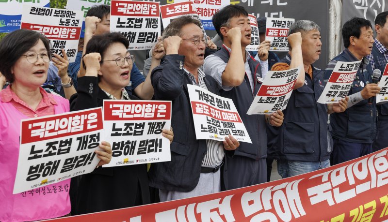 김동명 한국노총 위원장(오른쪽 두 번째), 양경수 민주노총 위원장(오른쪽 세 번째)을 비롯한 노조와 시민단체 관계자들이 16일 오전 국회 앞에서 열린 노조법 2·3조 개정 촉구 긴급 기자회견에서 여당의 노조법 개정 논의 참여를 요구하는 구호를 외치고 있다. 연합뉴스