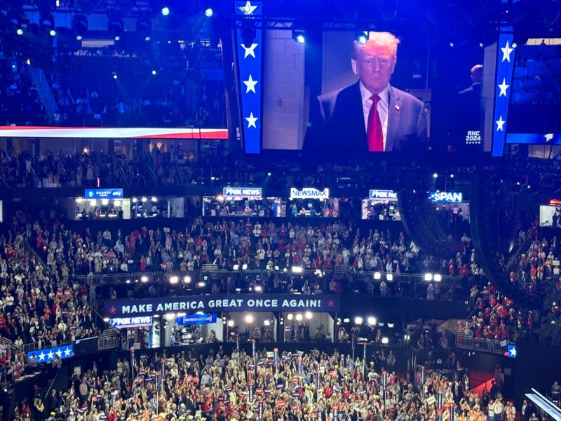 트럼프, 귀에 흰 붕대감고 등장…총격 이틀만에 공식석상[美공화 전대]