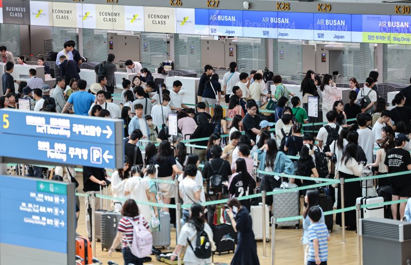 (인천공항=뉴스1) 김도우 기자 = 여름 휴가철인 16일 인천국제공항 1터미널에서 해외로 떠나는 여행객들이 수속을 위해 기다리고 있다. 2024.7.16/뉴스1 /사진=뉴스1화상