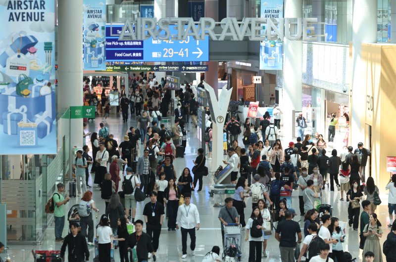 [인천공항=뉴시스] 김금보 기자 = 여름 휴가철이 시작된 16일 인천국제공항 제1여객터미널 출국장 면세구역이 이용객들로 붐비고 있다. 2024.07.16. kgb@newsis.com <저작권자ⓒ 공감언론 뉴시스통신사. 무단전재-재배포 금지.> /사진=뉴시스화상