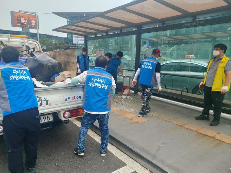 서울역 주변에서 노숙인들이 환경미화 작업을 하고 있는 모습