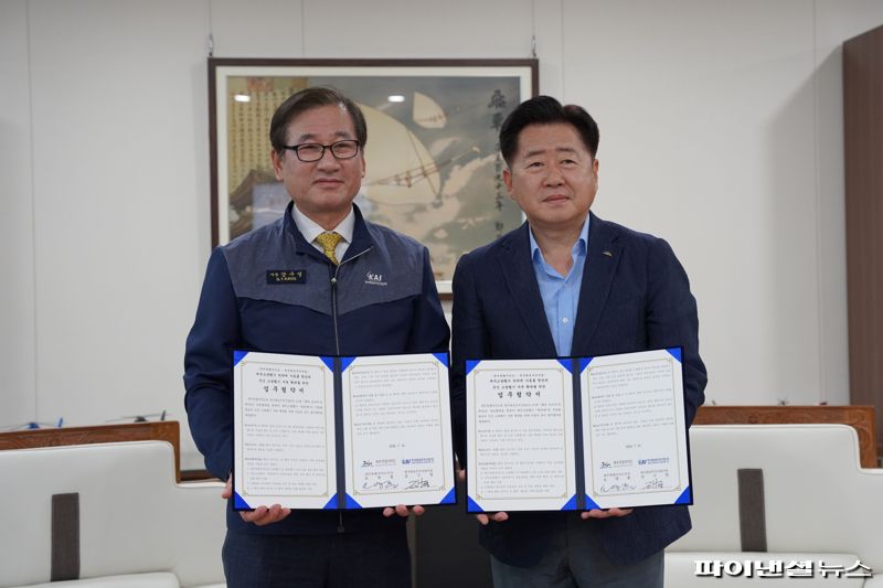 강구영 한국항공우주산업(KAI) 사장(왼쪽)이 지난 16일 사천 본사에서 제주특별자치도와 '소방헬기 저변 확대 및 가동률 향상을 위한 양해각서(MOU)'를 체결하고 오영훈 제주특별자치도지사와 기념촬영을 하고 있다. 한국항공우주산업 제공