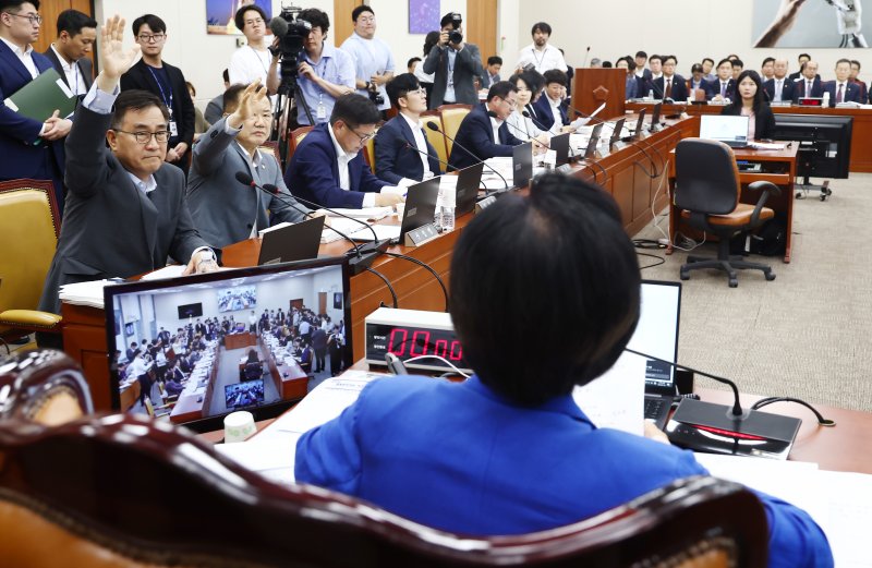 국회 과학기술방송통신위원회 소속 여당 간사인 최형두 국민의힘 의원 등이 16일 서울 여의도 국회에서 열린 과학기술방송통신위원회 전체회의에서 이진숙 방송통신위원장 후보자에 대한 인사청문회를 이틀간 진행하자는 내용을 골자로 하는 계획안을 반대하고 있다. 뉴스1화상