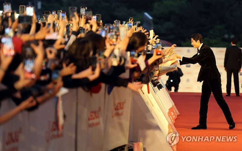 스타를 보려는 인파 변우석을 보려는 인파 (전주=연합뉴스) 정경재 기자 = 1일 전북 전주시 소리문화의전당에서 열린 제25회 전주국제영화제 개막 행사에서 배우 변우석이 관객에게 인사하고 있다. 2024.5.1 jaya@yna.co.kr (끝)