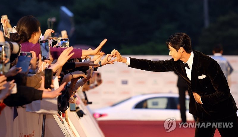 관객과 손하트 변우석 '관객과 손하트' (전주=연합뉴스) 정경재 기자 = 1일 전북 전주시 소리문화의전당에서 열린 제25회 전주국제영화제 개막 행사에서 배우 변우석이 관객에게 인사하고 있다. 2024.5.1 jaya@yna.co.kr (끝)