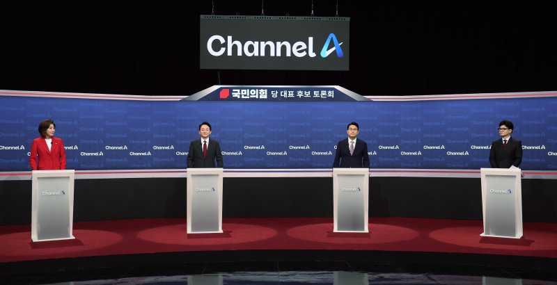 [서울=뉴시스] 국회사진기자단= 나경원(왼쪽부터), 원희룡, 윤상현, 한동훈 국민의힘 당 대표 후보가 16일 오후 서울 마포구 상암동 채널A 스튜디오에서 열리는 3차 당대표 후보 방송토론회를 준비하고 있다. 2024.07.16. photo@newsis.com