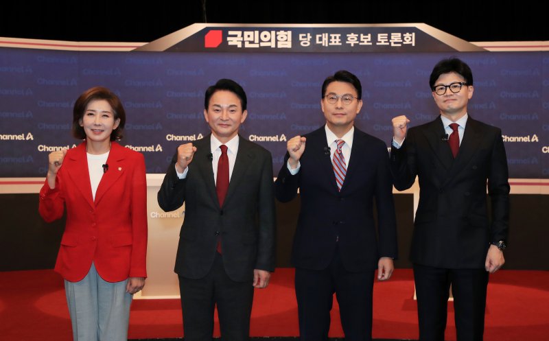 [서울=뉴시스] 국회사진기자단= 나경원(왼쪽부터), 원희룡, 윤상현, 한동훈 국민의힘 당 대표 후보가 16일 오후 서울 마포구 상암동 채널A 스튜디오에서 열리는 3차 당대표 후보 방송토론회 시작에 앞서 기념촬영을 하고 있다. 2024.07.16. photo@newsis.com