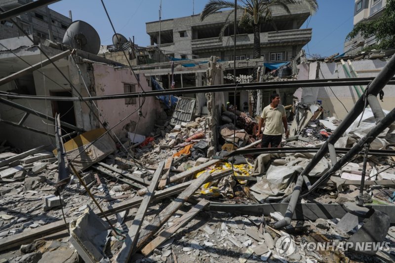 이스라엘 공습으로 무너진 주택 epa11481732 The destroyed home of the Hamad family following an Israeli air strike in Al Nusairat refugee camp in the central Gaza Strip, 16 July 2024. According to the Ministry of Health in Gaza, more than 13 members of the Hamad family were killed in an Israeli air strike. More th