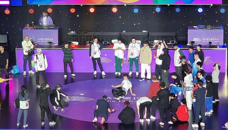 항저우 아시안게임 브레이킹 공식 훈련 항저우 아시안게임 브레이킹 공식 훈련 (항저우=연합뉴스) 이의진 기자 = "몸이 근질거리는 걸 못 참는 거죠. 최대한 '양'으로 밀어붙이려고 하고 있습니다." 비보이 김홍열(Hong10)은 5일 중국 저장성 항저우의 공슈 캐널 스포츠파크 체육관 가운데 설치된 무대의 바닥을 처음 만져봤다. 오는 6일 이 경기장에서는 2022 항저우 아시안게임 브레이킹 종목 예선이 열린다. 사진은 경기장에서 연습중인 선수들 2023.10.5 (끝)