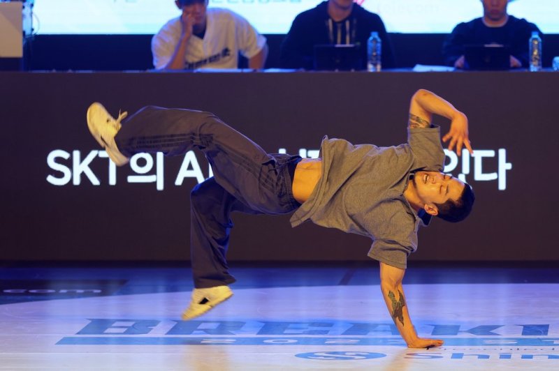 김홍열, 2023 브레이킹K 시리즈 1차 대회 우승 김홍열, 2023 브레이킹K 시리즈 1차 대회 우승 (서울=연합뉴스) 김홍열이 1일 서울 서초구 서초종합체육관에서 열린 '2023 브레이킹K 시리즈 1차 대회' 일반부 비보이 부문 결승전에서 박민혁(Zooty Zoot)을 3-0으로 제압하며 우승을 차지했다. 2023.4.1 [대한민국댄스스포츠연맹 제공. 재판매 및 DB 금지] photo@yna.co.kr (끝)