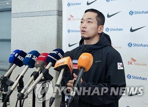 올림픽 나서는 비보이 김홍열 올림픽 나서는 비보이 김홍열 (영종도=연합뉴스) 설하은 기자 = 2024 파리 올림픽 브레이킹 출전권을 따낸 비보이 김홍열(Hongten·도봉구청)이 25일 인천국제공항을 통해 귀국 후 취재진과 인터뷰 하고있다. 2024.6.25 soruha@yna.co.kr (끝)