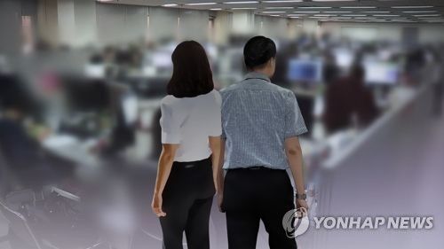 "혼자 겨우 먹고살아요" 9급 초봉 200만원대.. 못 참겠다는 공무원들