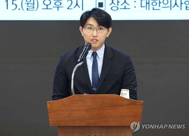 '올특위' 관련 기자회견하는 채동영 이사 '올특위' 관련 기자회견하는 채동영 이사 (서울=연합뉴스) 류영석 기자 = 채동영 대한의사협회 홍보 이사가 15일 오후 서울 용산구 의협 회관에서 열린 '올바른 의료를 위한 특별위원회' 관련 사실 정정 및 현안 관련 기자회견에서 발언하고 있다. 2024.7.15 ondol@yna.co.kr (끝)