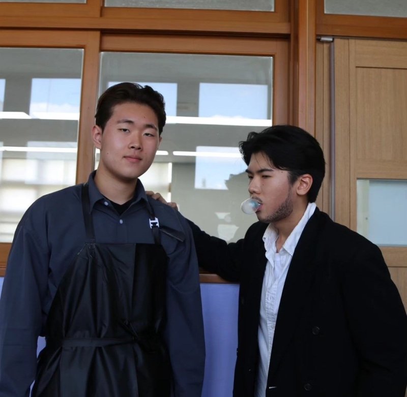 [의정부=뉴시스] 의정부고등학교 학생자치회가 공개한 졸업사진. 웹드라마 살인자 o난감의 캐릭터들을 표현한 모습 (사진=의정부고 학생자치회 인스타그램 제공). 2024.07.17. photo@newsis.com *재판매 및 DB 금지