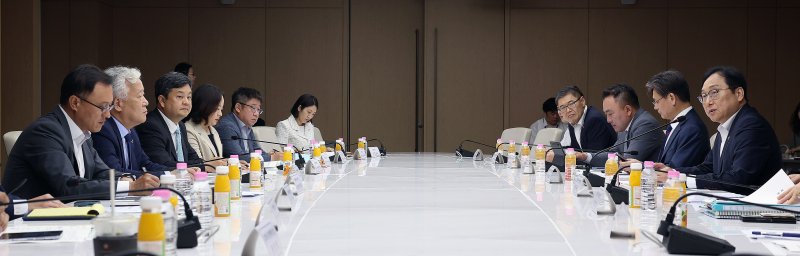 정인교 산업통상자원부 통상교섭본부장이 17일 서울 중구 대한상공회의소에서 열린 제2차 세일즈 외교 지원단 회의를 주재하고 있다./연합뉴