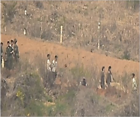 국방부는 북한군이 폭염과 장마로 열악한 환경 속에서도 매일 13시간씩 전선지역에 병력을 보내 지뢰 매설, 불모지 조성, 방벽 설치 등 '남북 단절' 작업을 수개월째 지속하는 정황 포착됐다고 17일 밝혔다. 국방부에 따르면 현재 비무장지대(DMZ) 약 250㎞ 기준 불모지 작업은 약 10%, 방벽 설치는 약 1% 수준의 진도율을 보이고 있다. 현재까지 매설된 지뢰는 수 만발로 추정된다. 사진은 전선지역 작업 인력이 부족해 여군도 투입된 모습. 사진=국방부 제공