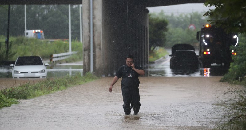 경기북부 지역에 호우경보가 내려진 17일 오전 경기도 파주시 문산읍 당동IC 인근에 차량이 침수되어 있다. 2024.7.17/뉴스1 ⓒ News1 임세영 기자