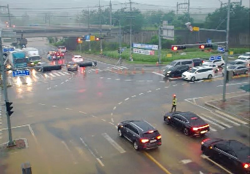 17일 오전 호우경보가 내려진 경기도 파주시 파주읍 통일공원 폐쇄회로 화면을 통해 바라본 교차로에 물이 고여 있다.(cctv 캡처) 2024.7.17/뉴스1