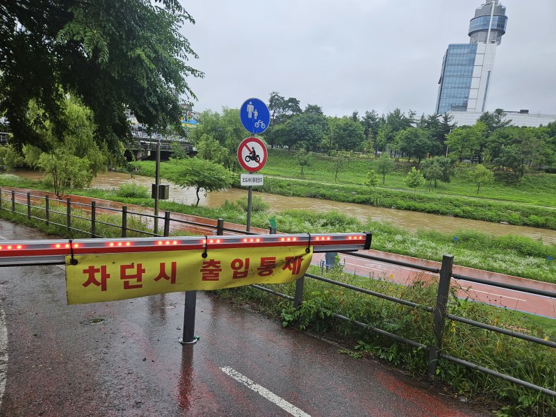 호우특보가 발효된 17일 강원 춘천 퇴계동 도심 공지천 일대 산책로가 통제돼 있다.2024.7.17/뉴스1 ⓒ News1 한귀섭 기자