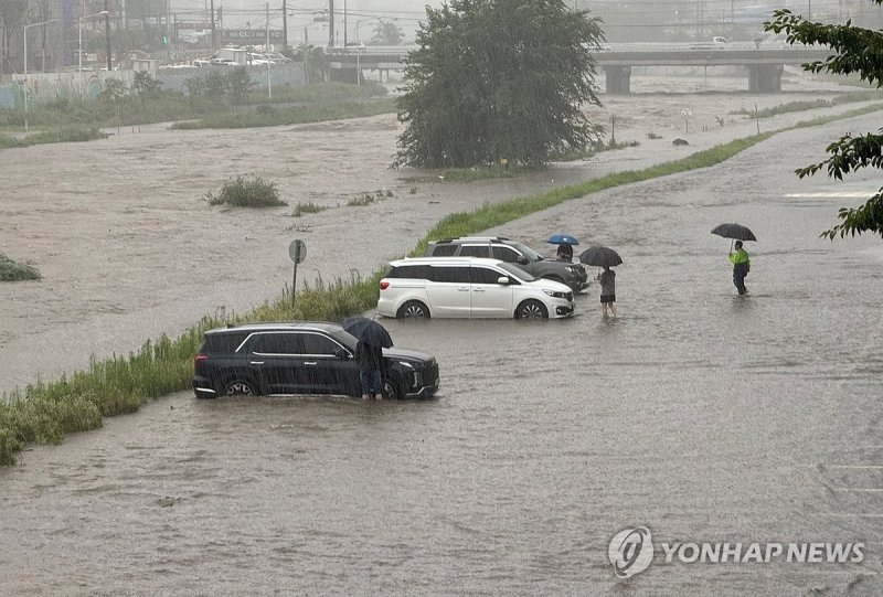 경기북부에 호우경보가 내린 17일 오전 경기도 의정부시 중랑천변 주차장에서 물이 차오르고 있다. 독자 제공/연합뉴스