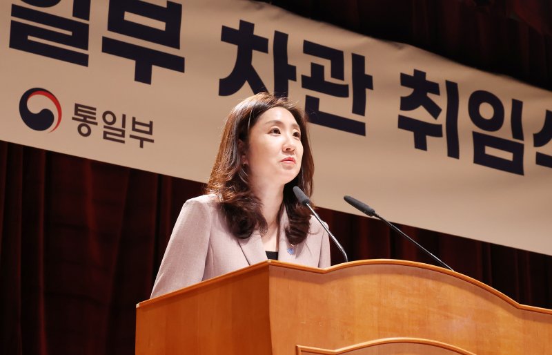 김수경 통일부 신임 차관이 17일 서울 종로구 정부서울청사 별관에서 열린 본인의 취임식에서 취임사를 하고 있다. 사진=연합뉴스