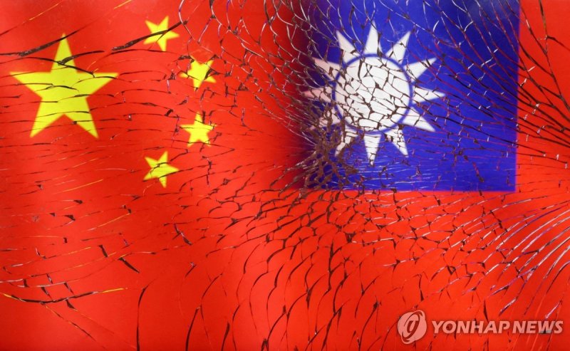 대만과 중국 국기 FILE PHOTO: Chinese and Taiwanese flags are seen through broken glass in this illustration taken, April 11, 2023. REUTERS/Dado Ruvic/Illustration//File Photo