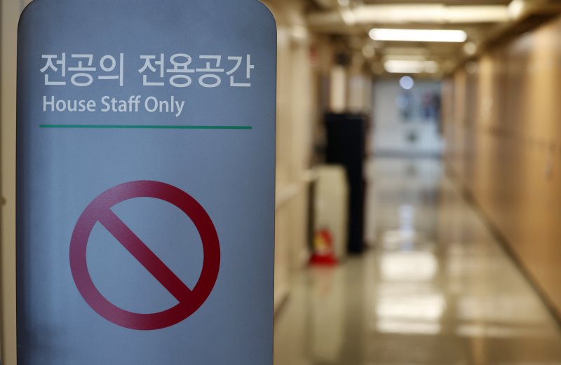 [서울=뉴시스] 김명년 기자 = 정부가 정한 전공의 복귀 시한을 하루 앞둔 14일 오후 서울시내 한 대학병원에서 전공의 전용공간이 한산한 모습을 보이고 있다. 2024.07.14. kmn@newsis.com