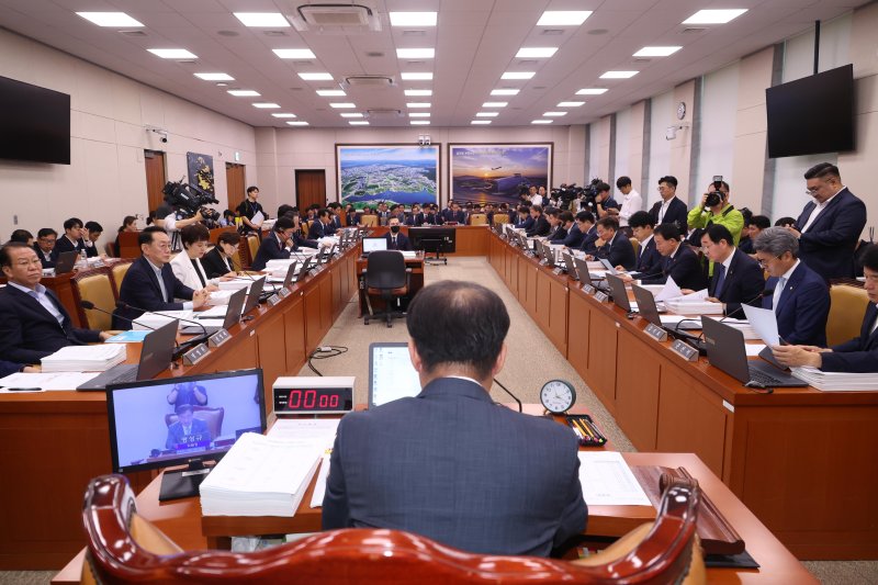 맹성규 국회 국토교통위원회 위원장이 17일 오전 서울 여의도 국회에서 열린 국토교통위 전체회의에서 회의를 주재하고 있다. 사진=뉴시스