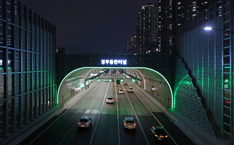 경부고속도로 직선화 사업 구간인 동탄터널 야경. 한국도로공사 제공