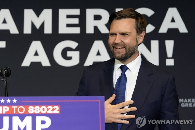 17일(현지시간) 공화당 모금행사에 참석한 부통령 후보 J.D. 밴스 상원의원 Republican vice presidential candidate Sen. JD Vance, R-Ohio, speaks during a fundraiser at Discovery World Science and Technology Museum, Wednesday, July 17, 2024, in Milwaukee. (AP Photo/Carolyn Kaster)