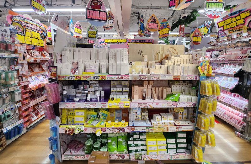 일본 대형 할인매장 돈키호테에 K-뷰티 브랜드들이 진열돼 있다. 뉴스1 ⓒ News1 김명신 기자