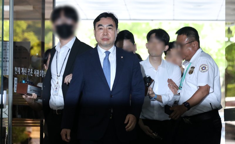 "민주주의 뿌리 훼손"…윤관석 전 의원, 2심 징역 2년