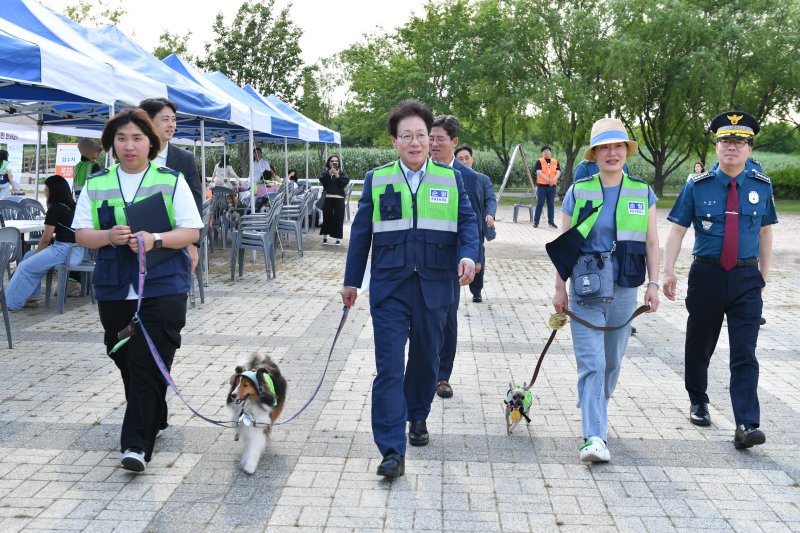부산시 자치경찰위원회의 부산반려견순찰대 활동 모습. 부산경찰청 제공