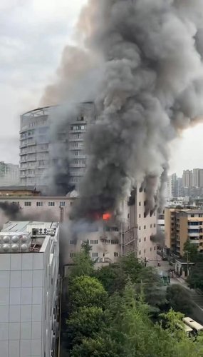 중국 쓰촨성 쯔궁시 가오신구 주딩백화점빌딩에서 17일 발생한 화재로 16명이 희생됐다. 중국 소셜미디어 캡처연합뉴스