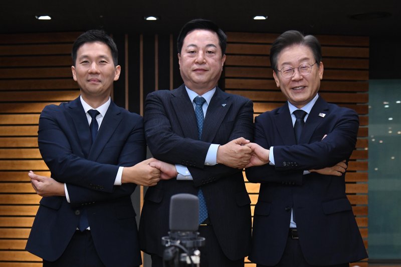 이재명 "종부세·금투세 무조건 수호 안돼"...김두관 "당 근간 지켜야"