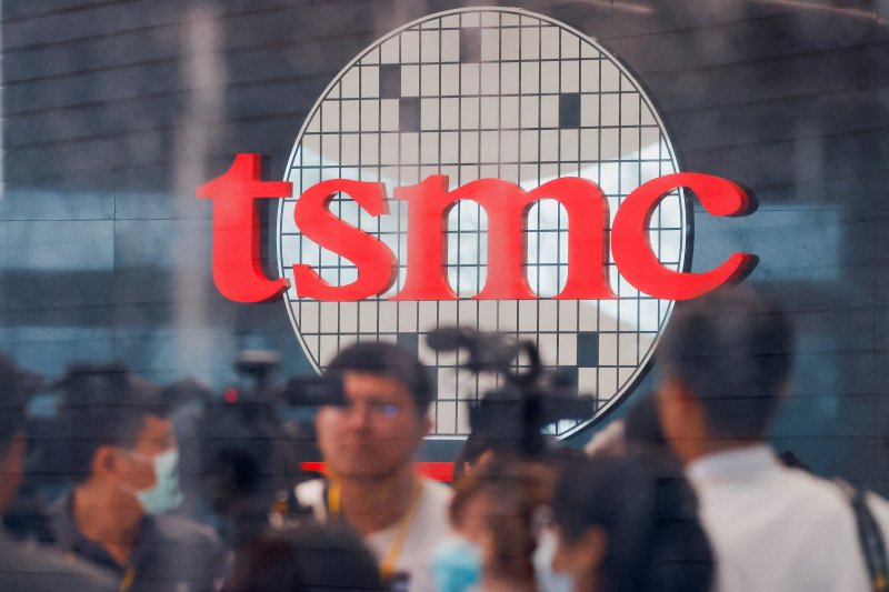 대만 TSMC 2분기 매출 40% 폭증, , AI 반도체 열풍 수혜