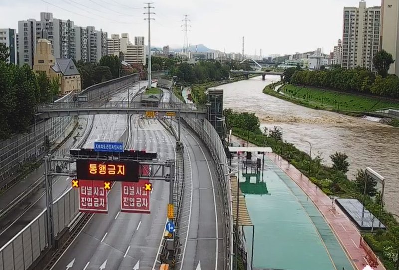 서울지역에 호우특보가 내려진 17일 오전 서울 동부간선도로 상계교-노원교 구간이 통제돼 있다. (서울시설공단 제공) 2024.7.17/뉴스1