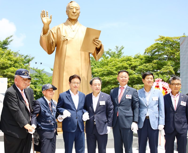 김재욱(오른쪽 세번째) 군수가 이승만 전 대통령 동상 제막식에 참석한 이철우 경북도지사 등 내빈들과 기념사진을 찍고 있다. 사진=칠곡군 제공·뉴시스