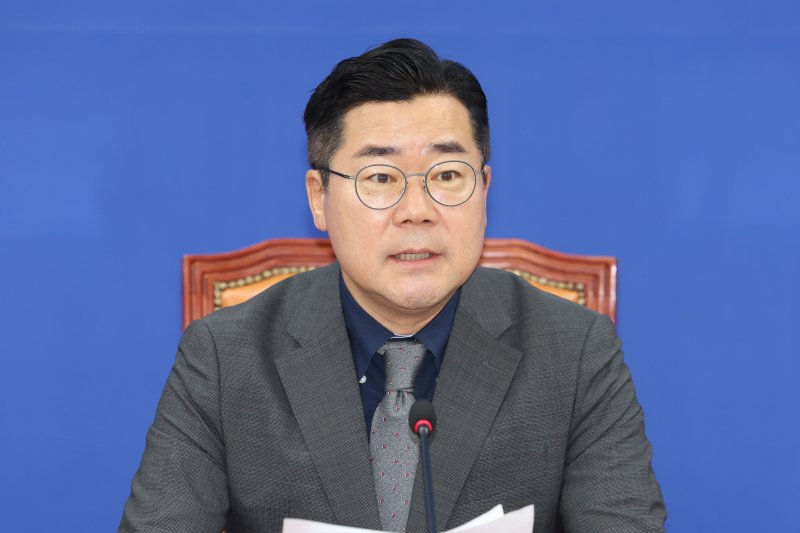 박찬대 더불어민주당 대표 직무대행 겸 원내대표가 18일 오전 국회에서 열린 정책조정회의에서 발언하고 있다. 뉴시스