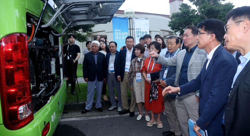 "연료전지 무게 얼마냐"… 최태원, 소방관 회복 버스 배터리에 관심