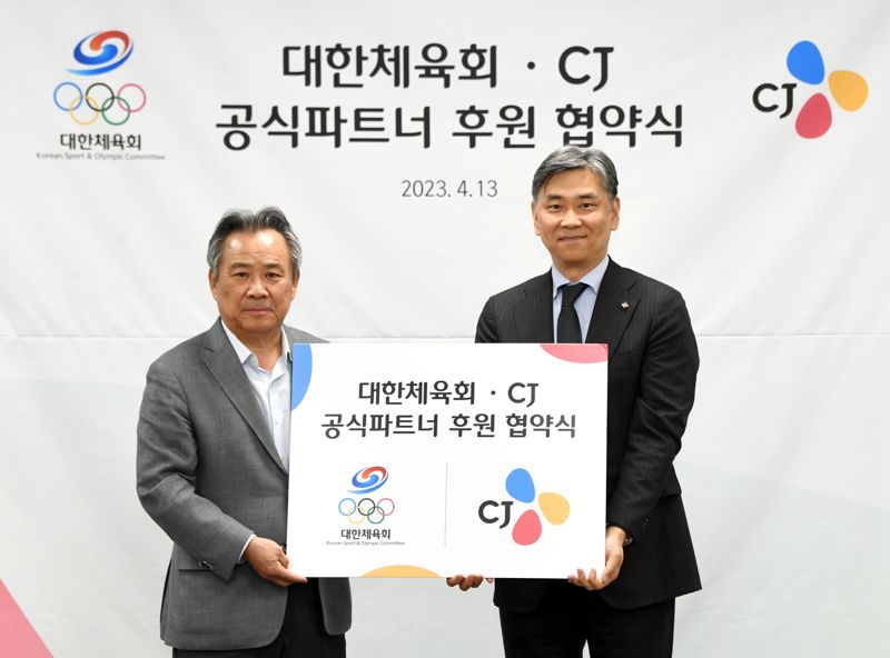 CJ 김홍기 대표이사(오른쪽)와 대한체육회 이기흥 회장이 공식 파트너 후원 협약을 맺은 후 기념 사진을 찍고 있다. CJ그룹 제공.