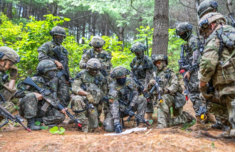 육군 제6보병사단 초산여단이 지난 9일부터 19일까지 강원도 인제 육군과학화전투훈련단에서 한·미·UAE 3국이 최초로 함께하는 연합 KCTC 훈련을 실시했다. 여단 연합전투단의 한·미 장병들이 수색정찰을 위해 전술토의를 하고 있다. 사진=육군 제공