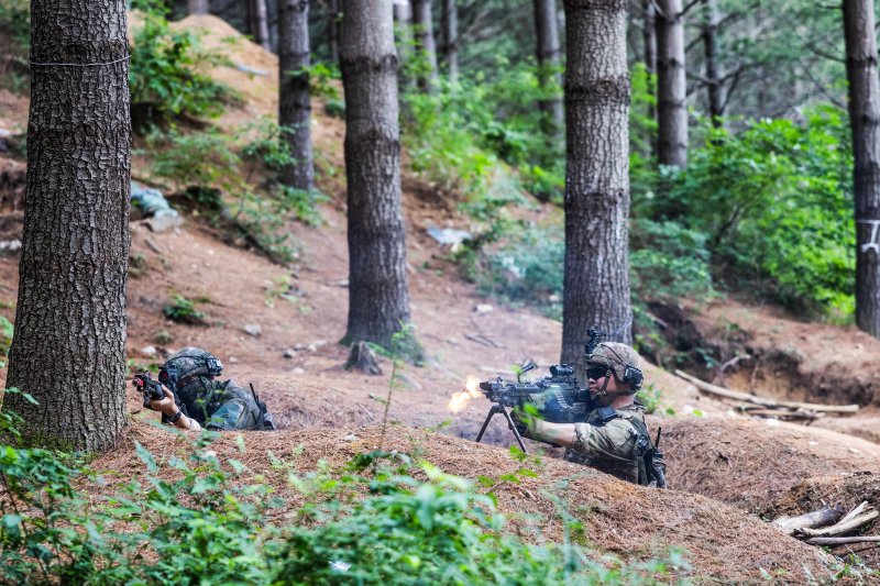 육군 제6보병사단 초산여단이 지난 9일부터 19일까지 강원도 인제 육군과학화전투훈련단에서 한·미·UAE 3국이 최초로 함께하는 연합 KCTC 훈련을 실시했다. 수색정찰 중 대항군과 조우한 장병들이 교전을 하고 있다. 사진=육군 제공