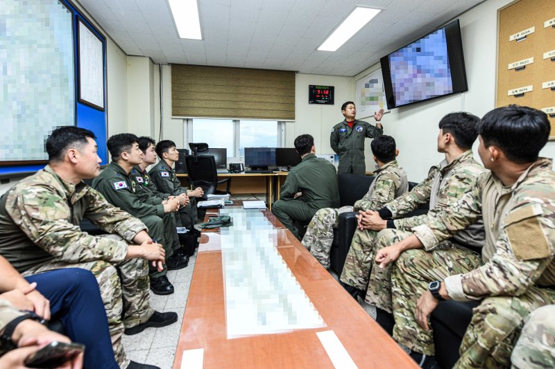 공군 제6탐색구조비행전대가 지난 17일 '야간 수상 수중 전투탐색구조훈련'을 실시했다고 18일 밝혔다. 탐색구조헬기 조종사들과 항공구조사들이 훈련 전 임무 브리핑을 하는 모습. 사진=공군 제공