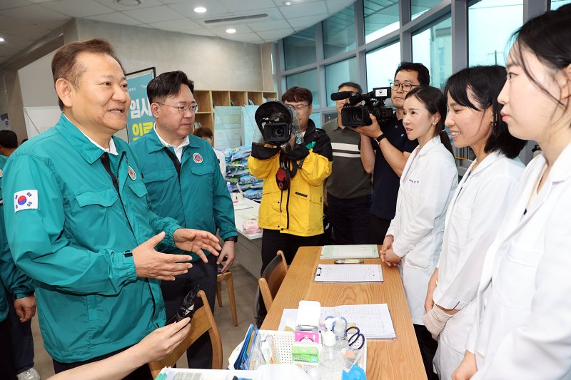 이상민 행정안전부 장관이 지난 7월 18일 전북 완주군 운주면 임시대피시설(행정복지센터)를 방문해 이재민들을 위한 자원봉사자들을 격려하고 있다. 뉴시스